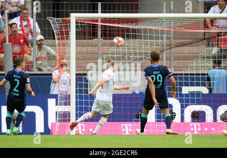 Cologne, Allemagne. 16 août 2021. Florian KAINZ (K) tire le but à 2: 1, contre Peter PEKARIKl. (B) et Lucas TOUSART r. (B), action, football 1. Bundesliga, 01.matchday, FC Cologne (K) - Hertha BSC Berlin (B), on 08.15.2021 à Koeln/Allemagne. #DFL règlements interdisent toute utilisation de photographies comme séquences d'images et/ou quasi-vidéo # crédit: dpa/Alay Live News Banque D'Images