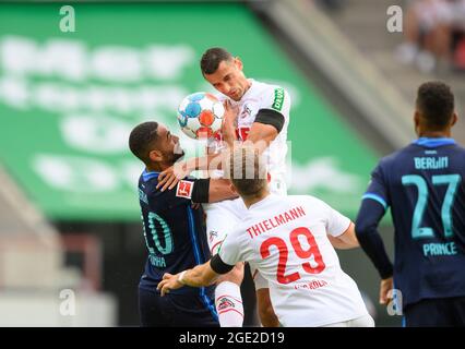 Cologne, Allemagne. 16 août 2021. Ellyes SKHIRI (K) à l'en-tête contre Matheus CUNHA l. (B), action, duels, football 1. Bundesliga, 01.matchday, FC Cologne (K) - Hertha BSC Berlin (B), on 08.15.2021 à Koeln/Allemagne. #DFL règlements interdisent toute utilisation de photographies comme séquences d'images et/ou quasi-vidéo # crédit: dpa/Alay Live News Banque D'Images