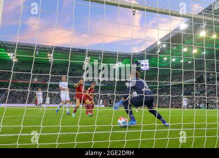 Défilé de goalwart Yann SOMMER (r. MG) contre Robert LEWANDOWSKI (M), chance de goalchance, action, football 1er Bundesliga, 1er match, Borussia Monchengladbach (MG) - FC Bayern Munich (M) 1: 1, le 13 août 2021 à Borussia Monchengladbach/Allemagne. #DFL les règlements interdisent toute utilisation de photographies comme séquences d'images et/ou quasi-vidéo # Â Banque D'Images