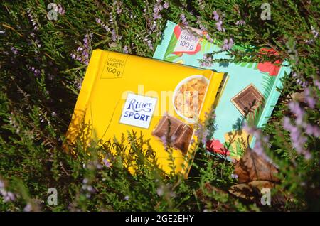 Sonderborg, Danemark - Augut 15, 2021: Ritter Sport chocolat cornflakes et hulahula briques disposées en fleur de bruyère. Banque D'Images