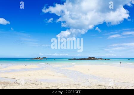 Herm, Îles Anglo-Normandes, Royaume-Uni - 2 juillet 2016 : sable blanc, rochers et eaux turquoise peu profondes à la belle et presque vide Shell Beach en été. Banque D'Images