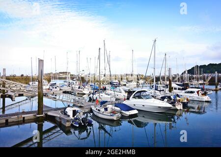 Port St Peter, Guernesey, Îles Anglo-Normandes, Royaume-Uni - 27 juin 2016 : bateaux à voile et yachts amarrés dans la marina de Victoria lors d'une chaude soirée d'été. Banque D'Images