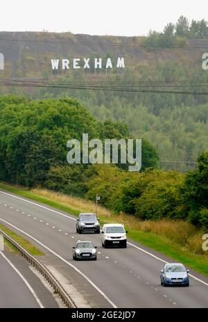 Un grand panneau pour Wrexham, dans le style du panneau Hollywood à Los Angeles, Etats-Unis, qui a été installé sur la banque Bursham à Wrexham, au nord du pays de Galles. Date de la photo: Lundi 16 août 2021. Banque D'Images