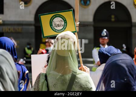 Londres, Royaume-Uni. 15 août 2021. Les agriculteurs indiens manifestent en dehors du Haut-commissariat de l'Inde en solidarité avec les agriculteurs du Punjab et de toute l'Inde. Banque D'Images