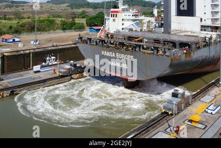 Hansa Europe de Hambourg commence à quitter le canal de Panama, Panama, Amérique centrale Banque D'Images