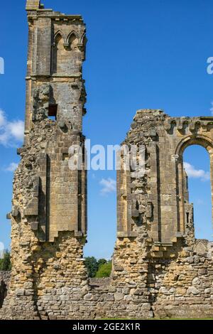 Vue extérieure de ruines de Byland Abbaye cistercienne, Ryedale, North Yorkshire, Angleterre Banque D'Images