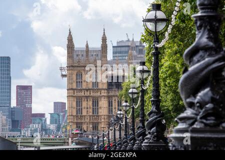 En regardant le long de Victoria Embankment à la Chambre des communes à Londres, Angleterre Royaume-Uni Banque D'Images