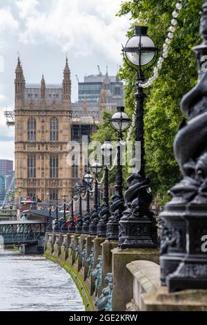 En regardant le long de Victoria Embankment à la Chambre des communes à Londres, Angleterre Royaume-Uni Banque D'Images