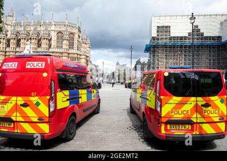 Voitures de police de protection diplomatique à Westminster à Londres, Angleterre, Royaume-Uni Banque D'Images