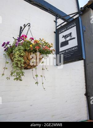 boucher dans la rue haute du village de charing kent Banque D'Images