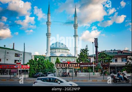 ALTINOVA, TURQUIE. 07 AOÛT 2021. Centre-ville vue sur la Mosquée rue principale Banque D'Images