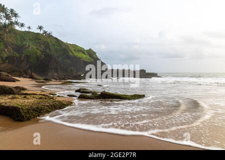 Magnifique et isolée Kakolem Beach pendant le coucher du soleil en saison de mousson à Canacona, Goa, Inde Banque D'Images