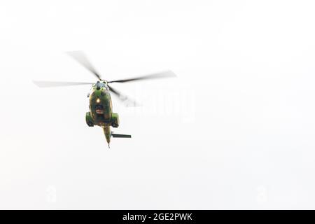 hélicoptère puma de l'armée de l'air roumaine en vol Banque D'Images