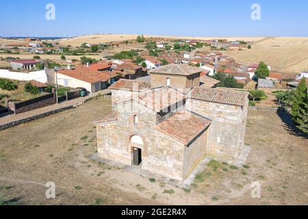 eglise de San Pedro de la Nave, El Campillo, province de Zamora, Castille et Leon, Espagne. Vue aérienne Banque D'Images