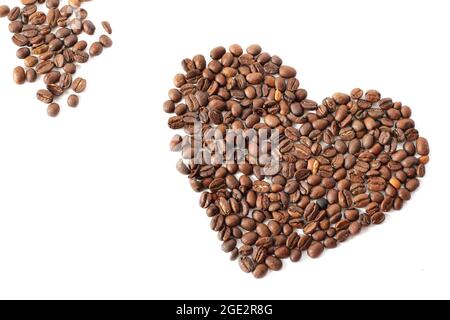 Grains de café. Coeur à base de grains de café sur fond blanc. Marron Banque D'Images