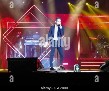 Huelva, Espagne - 18 août 2017 : David Bisbal, chanteur de pop espagnol récompensé par un Grammy latin, interprète sur scène un concert à Huelva Banque D'Images