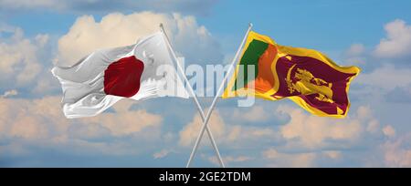 Drapeaux du Japon et du Sri Lanka agitant dans le vent sur les mâts de drapeaux contre le ciel avec des nuages le jour ensoleillé. Symbolisant la relation, le dialogue entre deux compte Banque D'Images