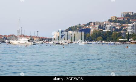 Budva, Monténégro - 28 août 2017 : vue sur la ville et le port. Banque D'Images