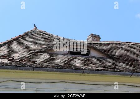 C'est une photo d'une ancienne maison de la fenêtre dans la ville de Sibiu, comté de Sibiu, Roumanie. Banque D'Images