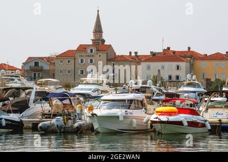 Budva, Monténégro - 28 août 2017 : vue sur la vieille ville et le port. Banque D'Images