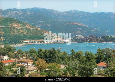 Vue sur la mer depuis la montagne. Fragment du remblai du golfe de la mer Adriatique à Budva, Monténégro. Banque D'Images