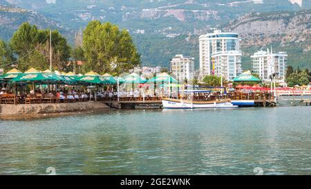 Budva, Monténégro - 20 août 2017 : fragment du remblai du golfe de la mer Adriatique. Banque D'Images