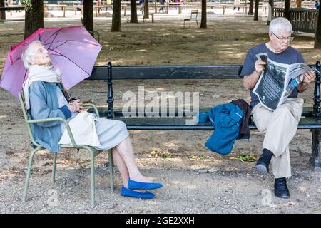 Personnes âgées se reposant dans les jardins du Luxembourg à Paris Banque D'Images