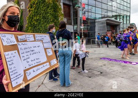 Cork, Irlande. 16 août 2021. Un grand groupe d'environ 150 danseurs, acteurs, musiciens et étudiants se sont rassemblés devant l'Opéra de Cork ce matin pour protester contre l'absence de retour à la feuille de route de leurs leçons après le COVID. Les manifestants ont déploré le fait que les écoles régulières fonctionnent et pourtant les arts du spectacle ont été « laissés pour compte ». De nombreux manifestants ont apporté des signes et des pancartes à l'événement. Crédit : AG News/Alay Live News Banque D'Images