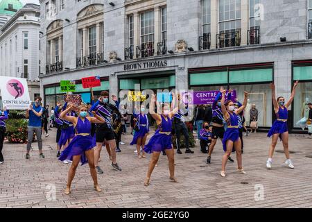 Cork, Irlande. 16 août 2021. Un grand groupe d'environ 150 danseurs, acteurs, musiciens et étudiants se sont rassemblés devant l'Opéra de Cork ce matin pour protester contre l'absence de retour à la feuille de route de leurs leçons après le COVID. Les manifestants ont déploré le fait que les écoles régulières fonctionnent et pourtant les arts du spectacle ont été « laissés pour compte ». Les manifestants ont fait quelques danses impromptues. Crédit : AG News/Alay Live News Banque D'Images