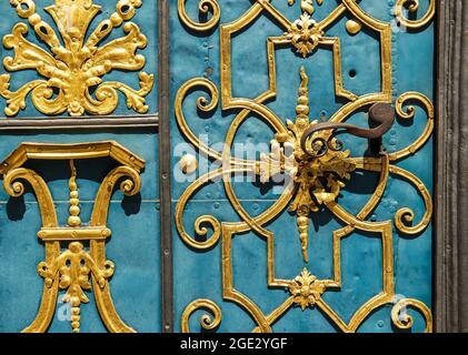 fragment de bleu et doré vieille porte en métal sculpté, entrée de la vieille université Banque D'Images