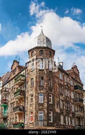Façade de bâtiment déchirée, vieilles fenêtres. Façade de l'ancien immeuble d'appartements dans la ville européenne Banque D'Images