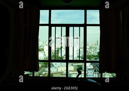 Le vent qui traverse des rideaux colorés et des grilles de fenêtres en fer du ciel bleu à Ho Chi Minh ville, Vietnam. Banque D'Images