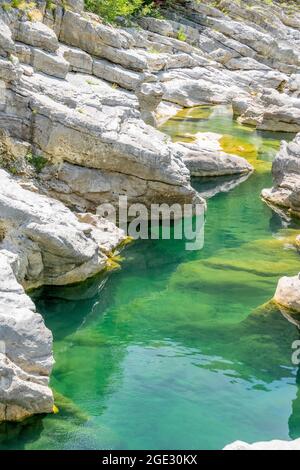 Cours d'eau turquoise tranquille le long des roches tectoniques Banque D'Images