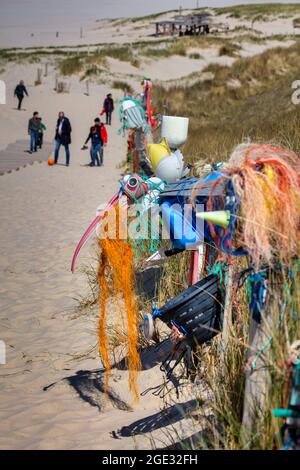 Pays-Bas. Petten. Le 'mur de la honte' à Petten est une galerie en plein air, conçue par Arnold Gronert. Il recueille tous les déchets sur environ 8 km de Banque D'Images