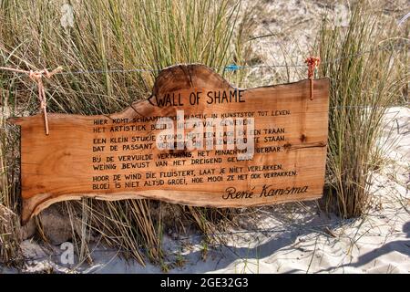 Pays-Bas. Petten. Le 'mur de la honte' à Petten est une galerie en plein air, conçue par Arnold Gronert. Il recueille tous les déchets sur environ 8 km de Banque D'Images