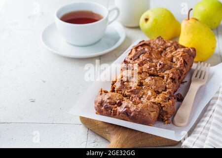 Pain de poire sur un panneau en bois, espace de copie. Tarte aux fruits d'automne, fond gris. Banque D'Images