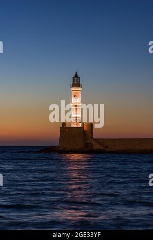 Ancien phare vénitien qui garde le vieux port de Chania, Grèce au coucher du soleil Banque D'Images