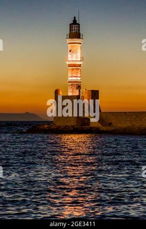 Ancien phare vénitien qui garde le vieux port de Chania, Grèce au coucher du soleil Banque D'Images