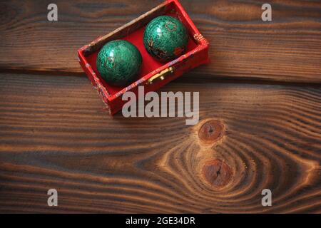 Boules chinoises sur fond de bois Banque D'Images