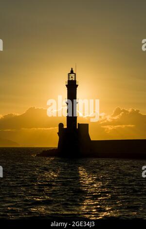 Ancien phare vénitien qui garde le vieux port de Chania, Grèce au coucher du soleil Banque D'Images