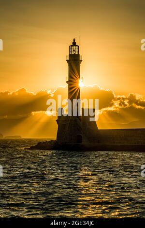 Ancien phare vénitien qui garde le vieux port de Chania, Grèce au coucher du soleil Banque D'Images