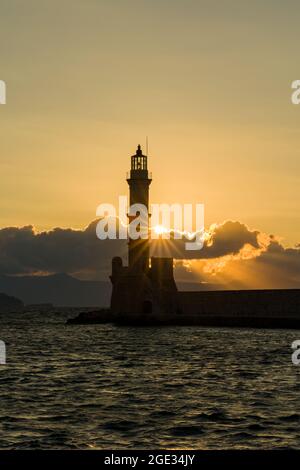 Ancien phare vénitien qui garde le vieux port de Chania, Grèce au coucher du soleil Banque D'Images