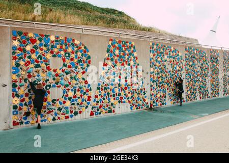 Mur d'escalade coloré sur la promenade, Whitmore Bay, Barry Island, sud du pays de Galles, 2021 Banque D'Images