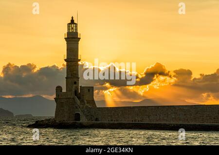 Ancien phare vénitien qui garde le vieux port de Chania, Grèce au coucher du soleil Banque D'Images