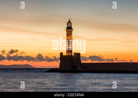 Ancien phare vénitien qui garde le vieux port de Chania, Grèce au coucher du soleil Banque D'Images