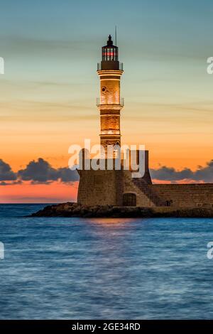 Ancien phare vénitien qui garde le vieux port de Chania, Grèce au coucher du soleil Banque D'Images