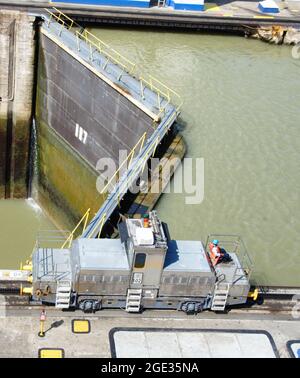 Remorqueurs électriques utilisés à l'écluse de Miraflores, canal de Panama, Panama Banque D'Images