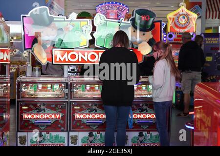 Machine d'arcade, jeu de poussoirs compte-gouttes 2p, Barry Island Arcades, pays de Galles du Sud, 2021 Banque D'Images