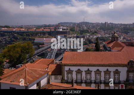 Vue panoramique aérienne de la ville avec pont en fer à impériale depuis le sommet des tours de la cathédrale catholique romaine Sé de Porto - Portugal Banque D'Images