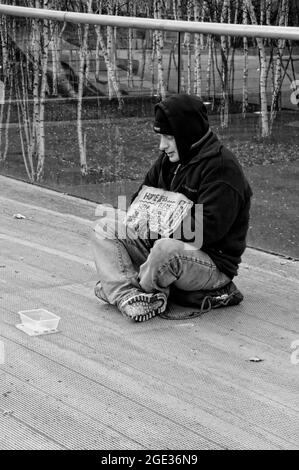 Seul, sans abri, froid et désespéré, s'il vous plaît aider. Banque D'Images